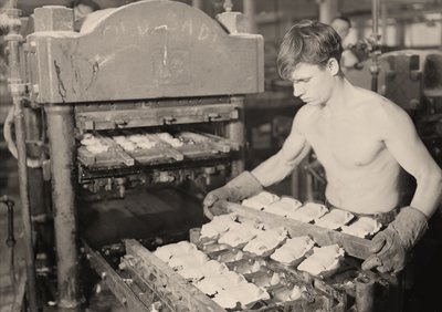Operaio di fabbrica alla Paragon Rubber Company, Massachusetts, 1936 da Lewis Wickes Hine
