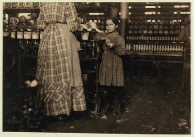 Fannie, alta 48 pollici, di 7 anni, una dei 19 bambini che aiutano sua sorella a Elk Mills, Fayetteville, Tennessee, 1910 da Lewis Wickes Hine