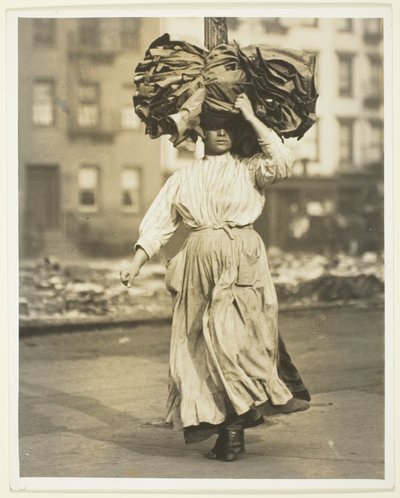 Primo lavoro in America, immigrato italiano trasporta indumenti nelle case popolari da Lewis Wickes Hine