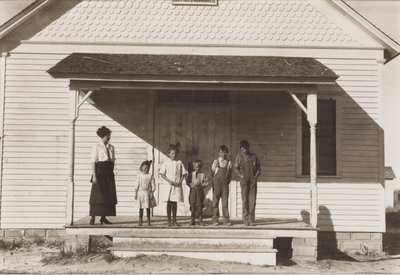 Cinque alunni presenti alla Scuola n. 6, Distretto 3, Fort Michigan, Colorado da Lewis Wickes Hine