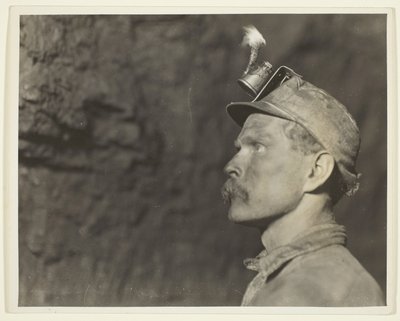 "Follow The Gleam", minatore gallese nella miniera di carbone di Pa. Miniera di carbone a un miglio dalla luce del giorno da Lewis Wickes Hine