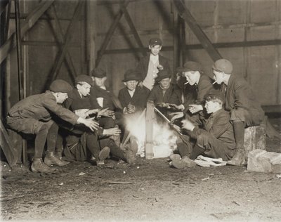 Banda di giornalai alle 22:00, 1910 da Lewis Wickes Hine