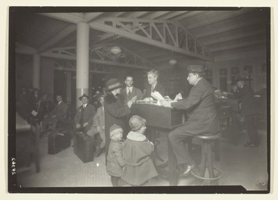 Famiglia tedesca, interprete e registratore a Ellis Island da Lewis Wickes Hine