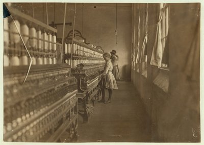 Hattie Hunter, una filatrice nei Lancaster Cotton Mills, South Carolina, dove lavora da 3 anni da Lewis Wickes Hine