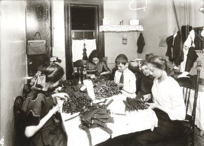 Lavoro a domicilio (fabbricazione di giarrettiere) da Lewis Wickes Hine