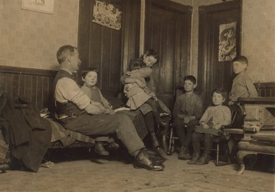 Casa di Alfred Benoit a New Bedford, Massachusetts, un bambino spazzino alla Bennett Mill e uno degli 11 figli, 1912 da Lewis Wickes Hine