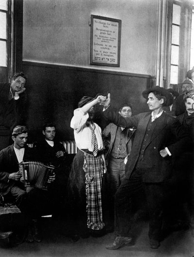 Immigrati a Ellis Island da Lewis Wickes Hine