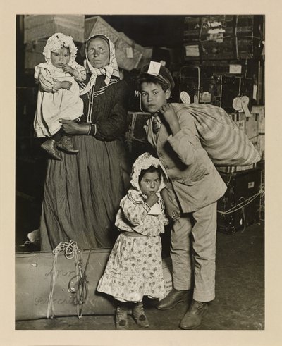 Famiglia italiana in cerca di bagagli smarriti, Ellis Island da Lewis Wickes Hine