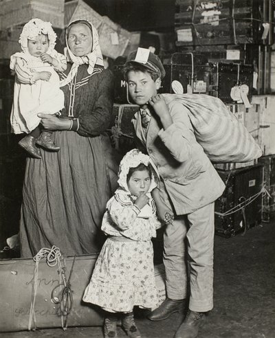 Famiglia italiana in cerca di bagagli smarriti, Ellis Island da Lewis Wickes Hine