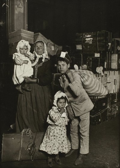 Famiglia italiana in cerca di bagagli smarriti, Ellis Island da Lewis Wickes Hine