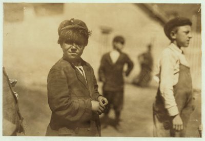 Joe (Jose) Mello, di 8 o 9 anni lavora come spazzino in una fabbrica a New Bedford, Massachusetts, 1911 da Lewis Wickes Hine