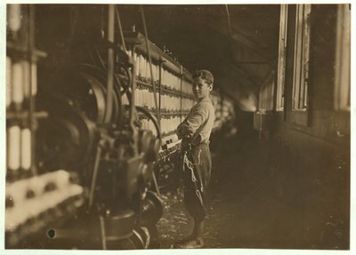 John Dempsey, 11 o 12 anni, lavoratore del sabato nella sala di filatura a Jackson Mill, Fiskeville, Rhode Island, 1909 da Lewis Wickes Hine