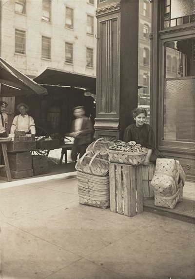 Lena Lochiavo - 11 anni, venditrice di cesti e pretzel, al mercato di Sixth Street davanti al saloon da Lewis Wickes Hine