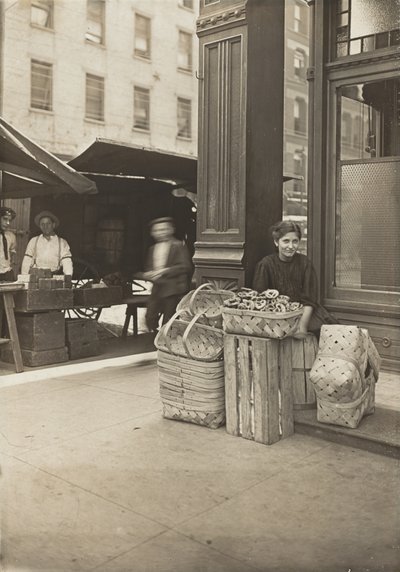 Lena Lochiavo, 11 anni, venditrice di cesti e pretzel, al mercato di Sixth Street davanti all