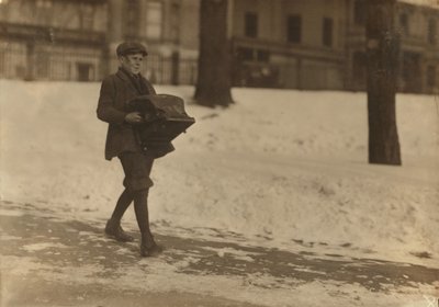 Louis A. Caulfield, 16 anni, al Boston Common che consegna una pesante macchina da scrivere per la Model Typewriter Inspection Co. guadagnando $6 a settimana, 1917 da Lewis Wickes Hine