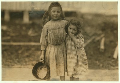 Maud e Grade Daly, 5 e 3 anni, raccolgono gamberetti ogni giorno per la Peerless Oyster Company, Bay St. Louis, Mississippi, 1911 da Lewis Wickes Hine