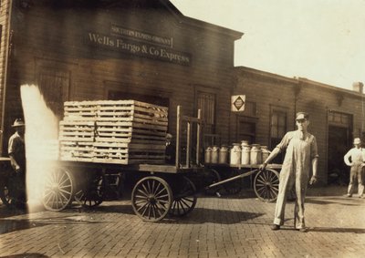 Uomini davanti a un deposito Wells Fargo e Co Express con casse e lattine di latte, Springfield, Missouri, 1916 da Lewis Wickes Hine