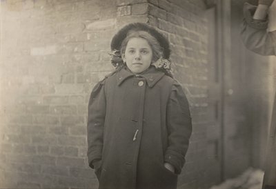 Mery Horn, una condizione di gobba aggravata dal pesante carico di carte che portava..., marzo 1909 da Lewis Wickes Hine