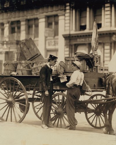 Ragazzi messaggeri in conversazione a Union Square, New York da Lewis Wickes Hine