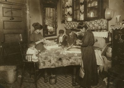 La signora Mette e i suoi figli (Josephine 13, Nicholas 6 e Johnnie 8 guadagnano insieme solo 40-50 centesimi al giorno) che fanno fiori in un sudicio appartamento di New York, 1911 da Lewis Wickes Hine