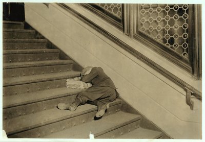 Giornalaio addormentato con i suoi giornali a Jersey City, New Jersey, 1912 da Lewis Wickes Hine