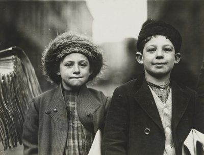 Newsies, Newark, New Jersey, dicembre 1909 (stampa al gelatino-argento) da Lewis Wickes Hine