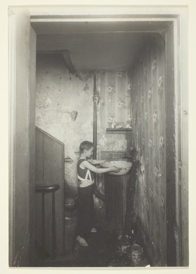Un rubinetto per piano. Un vecchio edificio a New York da Lewis Wickes Hine