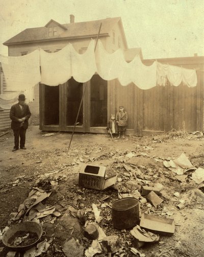 Le dependance nel giardino di Borden Street a Providence, Rhode Island da Lewis Wickes Hine