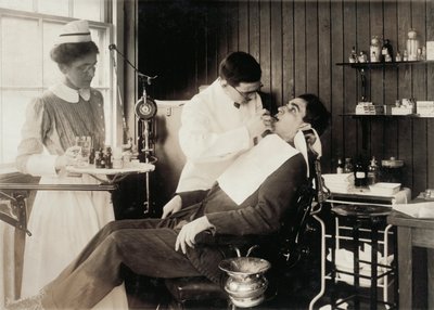 Paziente che riceve cure dentali da Lewis Wickes Hine