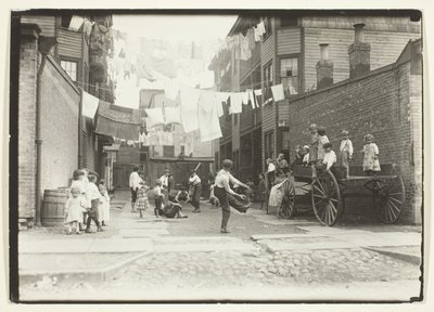 Parco giochi nel villaggio di un mulino (Playground in a Tenement Alley), Boston da Lewis Wickes Hine