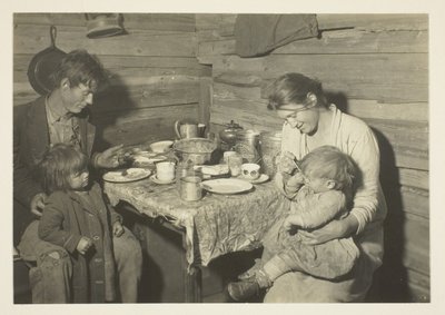Famiglia rurale povera che vive in una casa fumatori, Oklahoma, sotto la cura della Croce Rossa da Lewis Wickes Hine