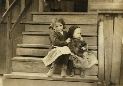 Ritratto di una giovane ragazza che si prende cura della sorellina mentre il resto della famiglia lavora alla fabbrica locale, Bayou La Batre, Alabama, USA, c.1911 da Lewis Wickes Hine