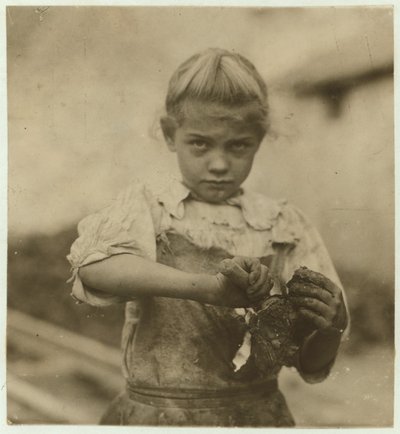 Rosie, 7 anni, analfabeta, lavora per il secondo anno come sgusciatrice di ostriche alla Varn und Platt Canning Company, Bluffton, South Carolina da Lewis Wickes Hine