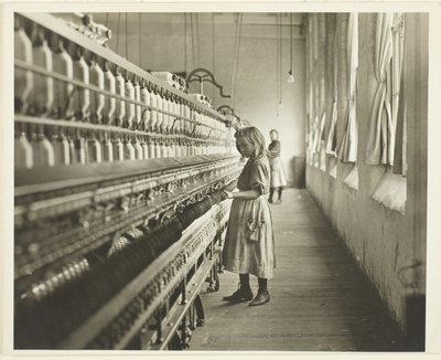 Sadie Pfeifer, filatrice di un cotonificio, Lancaster, Carolina del Sud da Lewis Wickes Hine