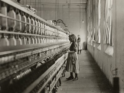 Sadie Pfeifer, filatrice di un cotonificio, Lancaster, Carolina del Sud da Lewis Wickes Hine