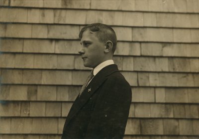 Ragazzo di insediamento, spazzino e addetto alle pulizie in abiti domenicali, Fall River, Massachusetts da Lewis Wickes Hine