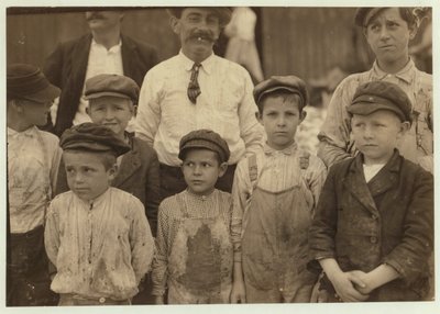 Raccoglitori di gamberetti di 5 e 8 anni alla Dunbar, Lopez, Dukate Co, Biloxi, Mississippi, 1911 da Lewis Wickes Hine