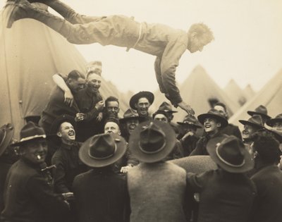 Soldato lanciato in aria, 1917 da Lewis Wickes Hine