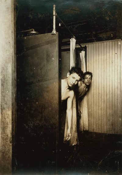 Ragazzi del telegrafo che usano le docce, Postal Tel. Co., Broadway, New York, 1910 da Lewis Wickes Hine
