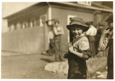 Charlie Foster di dieci anni, incapace di leggere, con un lavoro stabile alla Merrimack Mills, Huntsville, Alabama, 1913 da Lewis Wickes Hine