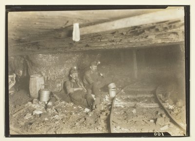 A questi minatori piace pranzare e riposare in questi ambienti dal soffitto basso da Lewis Wickes Hine