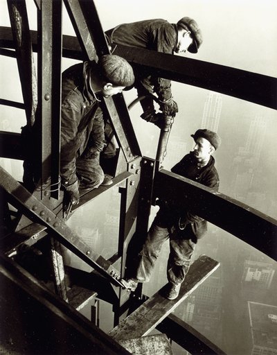 Cima del masto di ormeggio, Empire State Building da Lewis Wickes Hine