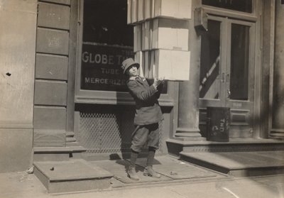 Ragazzo del carro o ragazzo della coda che aiuta a caricare il carro da Lewis Wickes Hine