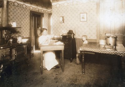 Donna che inserisce setole nei spazzolini da denti nella sua cucina da Lewis Wickes Hine
