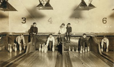 Giovani ragazzi che sistemano i birilli al bowling Arcade a tarda notte, Trenton, New Jersey, USA, c.1909 da Lewis Wickes Hine