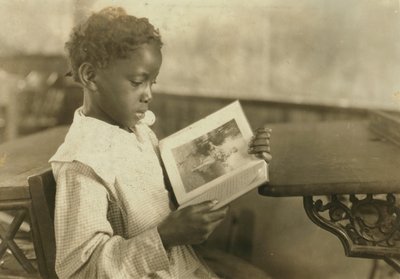 Ragazza che legge un libro in classe, Pleasant Green School, Marlinton, contea di Pocahontas, West Virginia, USA, c.1921 da Lewis Wickes Hine