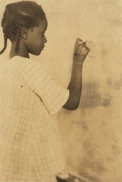 Giovane ragazza che scrive sulla lavagna in classe, Pleasant Green School, Marlinton, Contea di Pocahontas, West Virginia, USA c.1921 (foto seppia) da Lewis Wickes Hine