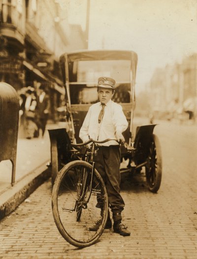 Ragazzo adolescente che lavora come messaggero della Postal Telegraph Company, Wilmington, Delaware, USA, c.1910 da Lewis Wickes Hine