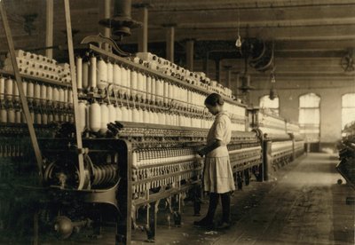 Ragazza adolescente che lavora come filatrice in una fabbrica di cotone, West, Texas, USA, c.1913 da Lewis Wickes Hine