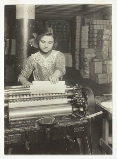 Giovane operaio in una fabbrica di scatole di carta da Lewis Wickes Hine